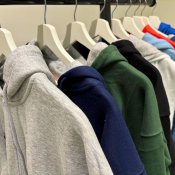 Džemperi un džemperi ar kapuci