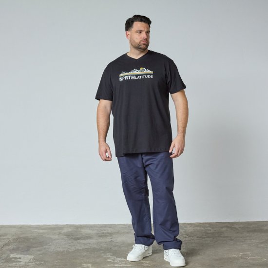North Latitude Mountain T-Shirt V-Neck Melna - TALL T-krekli - T-krekli gariem vīriešiem