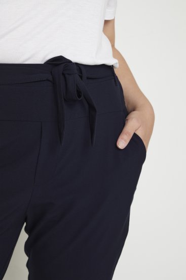 Kaffe Curve Jia Bikses ar jostu Pusnakts jūras zilā - Džinsi & Bikses Lielos Izmēros – Plus Size - 